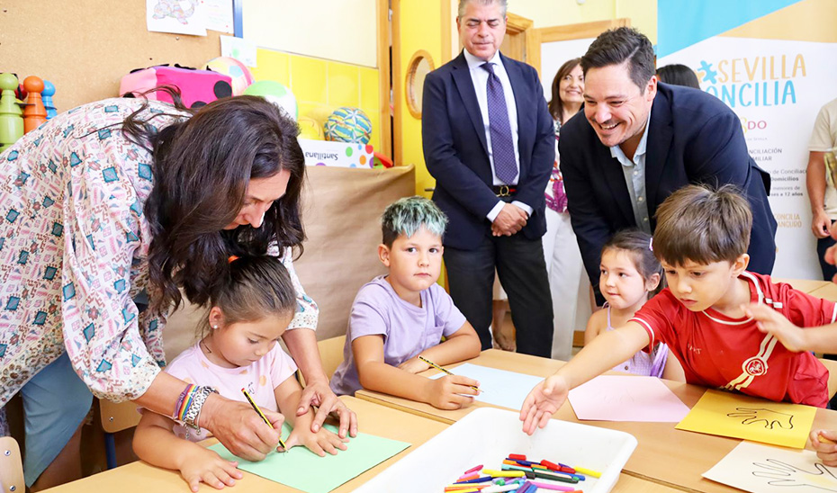 Loles López y José Luis García durante la visita al \u0027Espacio Concilia\u0027, ubicado en el CEIP Concepción de Estevarena.